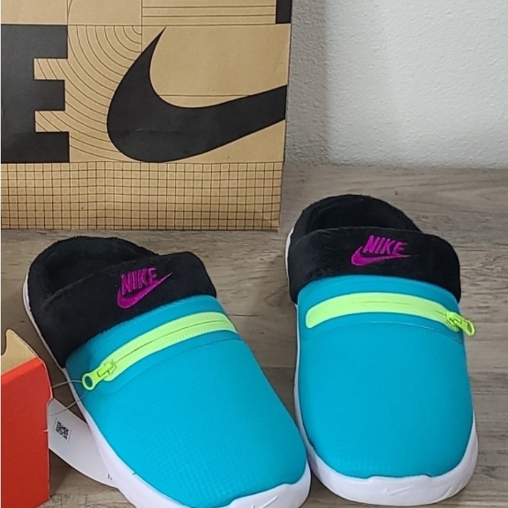Nike Burrows SE Turquoise & black size 7 women’s